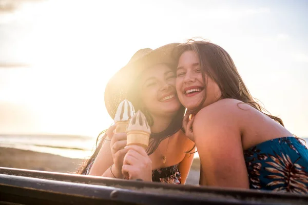 Χαρούμενα Χαρούμενα Νεαρά Κορίτσια Φίλοι Απολαμβάνουν Μαζί Υπαίθριο Ένα Παγωτό — Φωτογραφία Αρχείου
