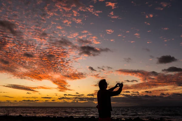Турист Чорному Силуеті Сфотографується Пляжі Дивовижного Заходу Сонця Кольоровим Небом — стокове фото