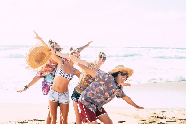 Junge Reise Und Touristenpaare Genießen Und Amüsieren Sich Gemeinsam Strand — Stockfoto