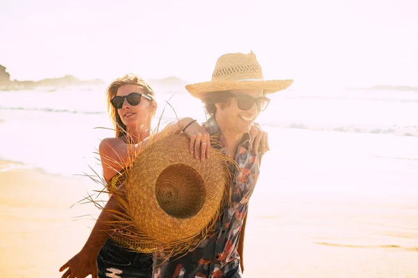 부부는 여름휴가 여행을 즐기며 해변과 즐긴다 — 스톡 사진