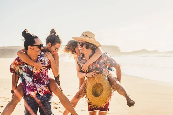 Jeunes Couples Joyeux Profiter Plage Océan Vacances Été Tourisme — Photo