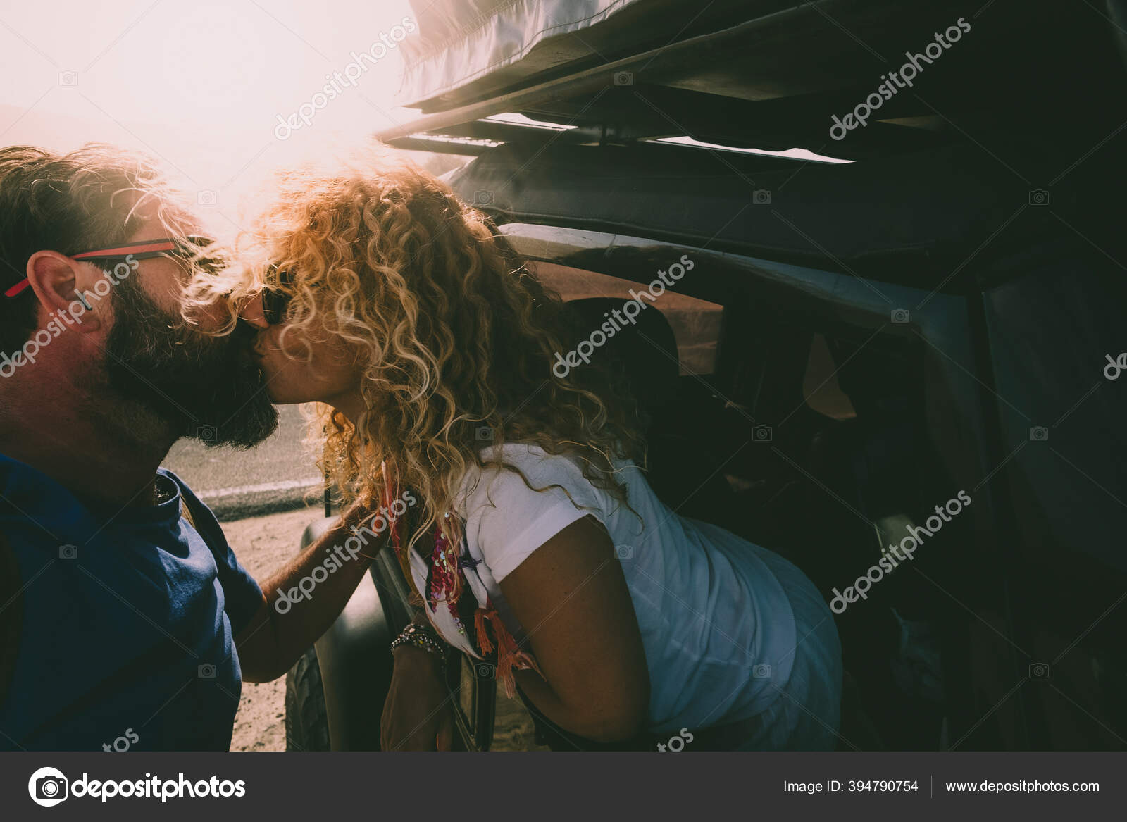 大人のカップルは車の外でキスをし 一緒に旅行する 美しい人々のための自由で幸せなライフスタイルの概念旅行し 人生を楽しむ ストック写真 C Simonapilolla 大人のカップルは車の外でキスをし 一緒に旅行する 美しい人々のための自由で幸せなライフスタイルの概念旅行し 人生を楽しむ ストック写真 C Simonapilolla