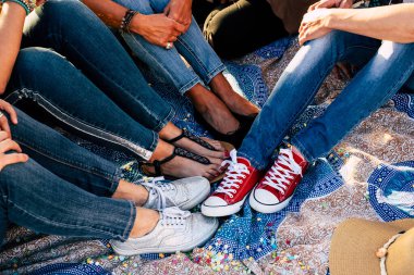 Farklı modern moda ayakkabıları ve farklı yaşam tarzları olan kadın takımının kırpılmış görüntüsü