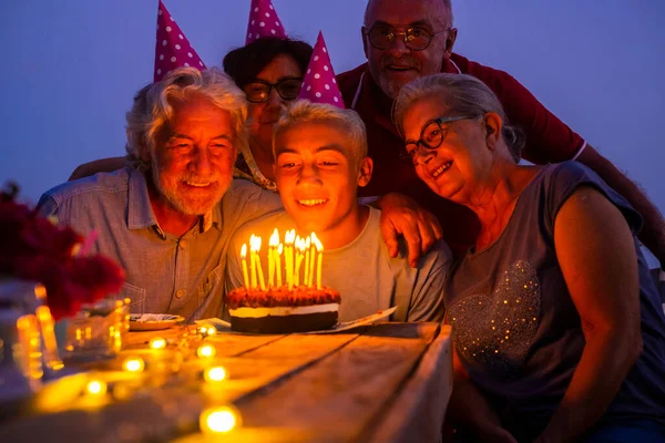 Verjaardagsfeest Thuis Buiten Met Kaukasische Gelukkig Vrolijk Gezin Rond Een — Stockfoto