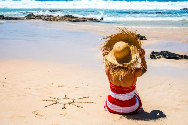 Femeia Turistică Vacanța Vară Plajă Într Însorită Soare Proiectat Nisip — Fotografie, imagine de stoc