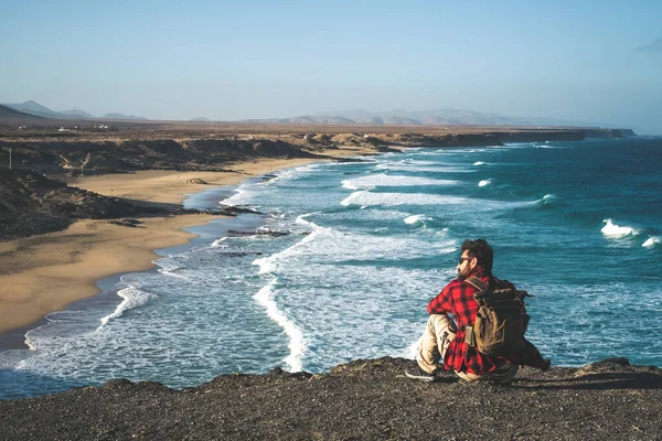 Wanderlust Viajam Homem Com Mochila Sentar Penhasco Apreciando Praia Selvagem — Fotografia de Stock