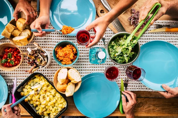 Bovenaanzicht Van Gekleurde Weergave Van Tafel Vol Eten Kleuren Versierd — Stockfoto