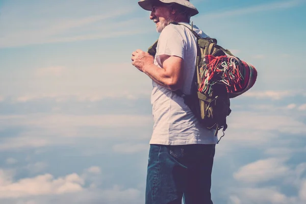 Alter Senior Steht Draußen Mit Rucksack Und Himmel Mit Wolken — Stockfoto