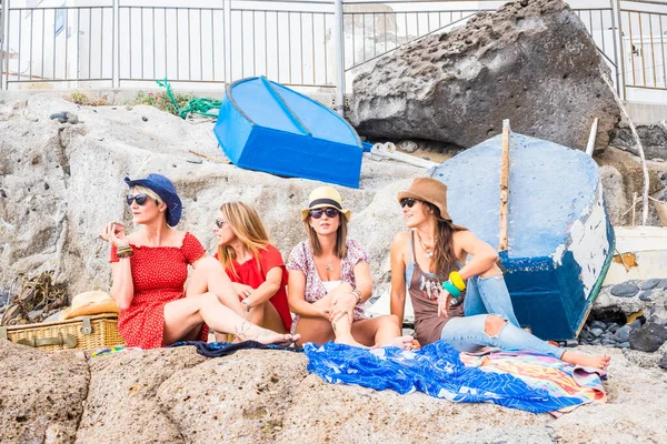 Ομάδα Των Θηλυκών Φίλοι Κάθονται Πάνω Στα Βράχια Δίπλα Στη — Φωτογραφία Αρχείου