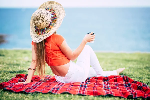 Zomer Toeristisch Concept Met Trendy Vrouw Zitten Het Gras Genieten — Stockfoto