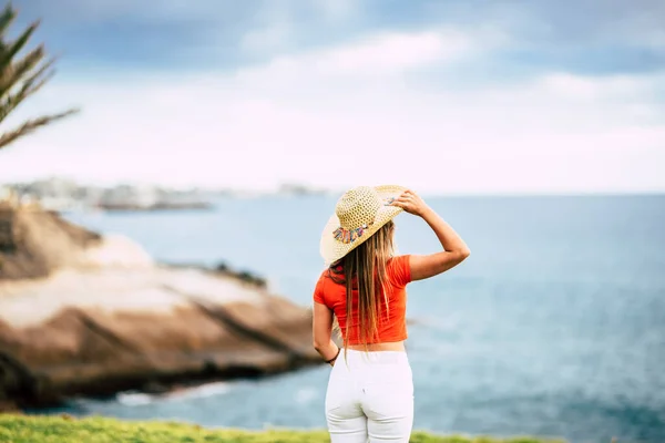 青い海と空を眺めながら 美しい女性観光客と観光のコンセプト — ストック写真