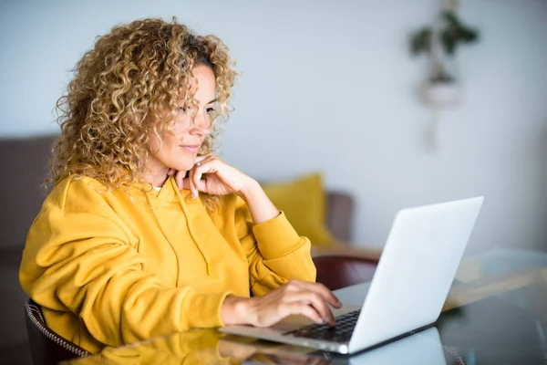 Vacker Medelålders Modern Kvinna Arbetar Vid Datorn Laptop Hemma Sitter — Stockfoto