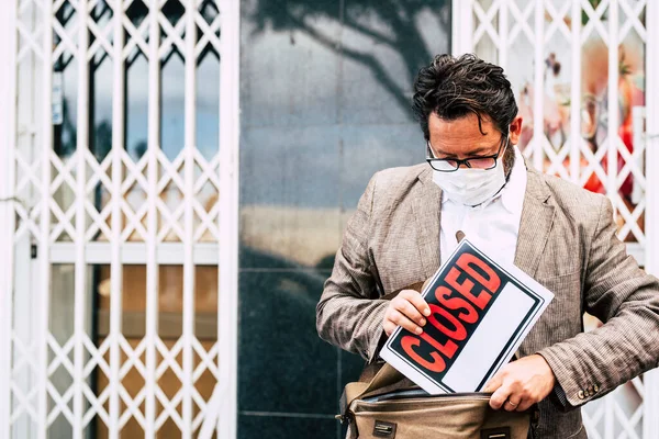 Hombre Tienda Negocios Fallido Con Signo Venta Fuera Tienda Con — Foto de Stock