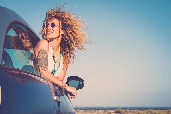 Attrayant Bouclé Blonde Jeune Femme Sourire Profiter Vent Extérieur Voiture — Photo