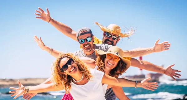 一群快乐的成年朋友一起享受和庆祝暑假旅游休闲活动 男人和女人带着微笑 带着背景与海洋玩耍 快乐的夫妇 — 图库照片