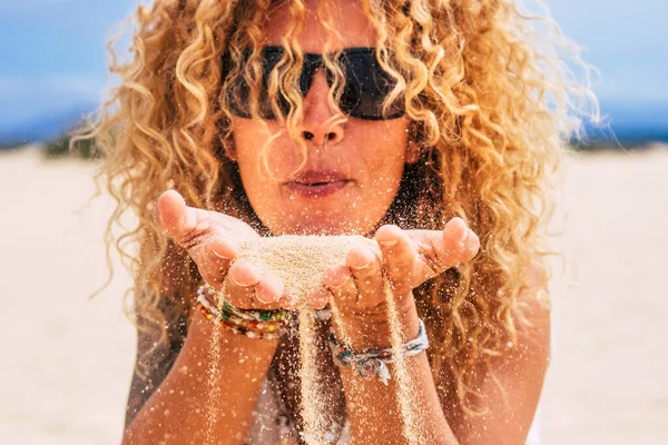 Letnie Wakacje Ludzie Podróżują Koncepcja Plaży Piękną Blondynką Dmuchać Miękki — Zdjęcie stockowe