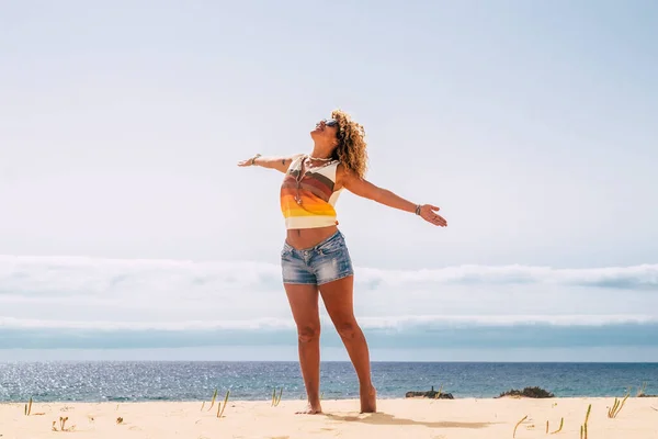 Vacaciones Verano Gente Viaja Concepto Playa Con Hermosa Mujer Rubia — Foto de Stock