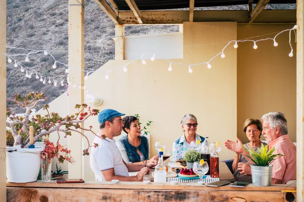 Familia Almorzar Junto Con Amigos Casa Con Diferentes Edades Personas —  Fotos de Stock