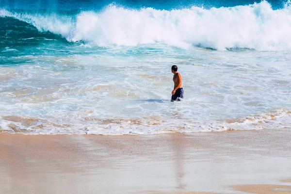 Jeune Garçon Jouer Avec Les Vagues Océan Pendant Les Vacances — Photo