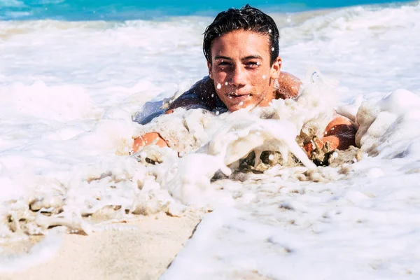 Bello Ragazzo Giocare Con Onda Acqua Mare Sulla Riva Divertirsi — Foto Stock