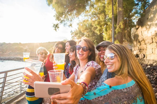 Fun Beach Cheerful Female People Fresh Healthy Drinks Toasting Taking — Stock Photo, Image