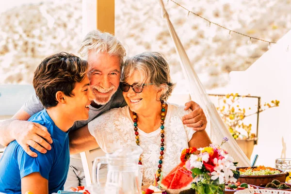 Alegre Familia Feliz Celebrar Juntos Almuerzo Abrazos Sonriendo —  Fotos de Stock