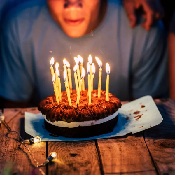 Verjaardag Party Event Night Concept Cake Kaarsen Een Houten Tafel — Stockfoto