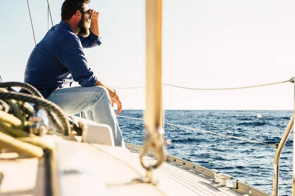 Volwassen Man Genieten Outdoor Vrijetijdsbesteding Zitten Een Zeilboot Zoek Naar — Stockfoto