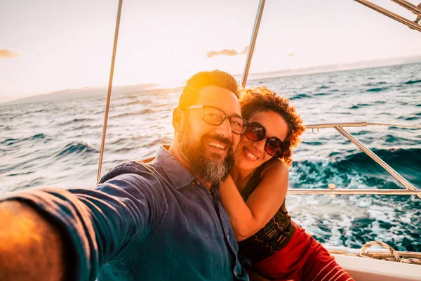 Glückliches Erwachsenes Paar Macht Selfie Foto Auf Einem Boot Und — Stockfoto