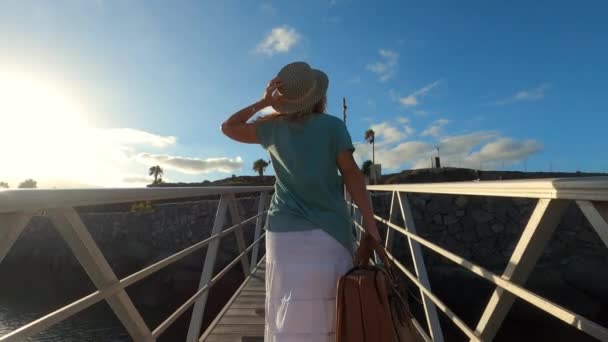 Mujer Feliz Alegre Disfrutando Vacaciones Verano Mientras Camina Aire Libre — Vídeo de stock