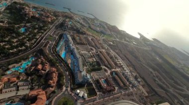 Gökyüzündeki yamaç paraşütü sırasında tatil köyü ve denizin havadan görünüşü
