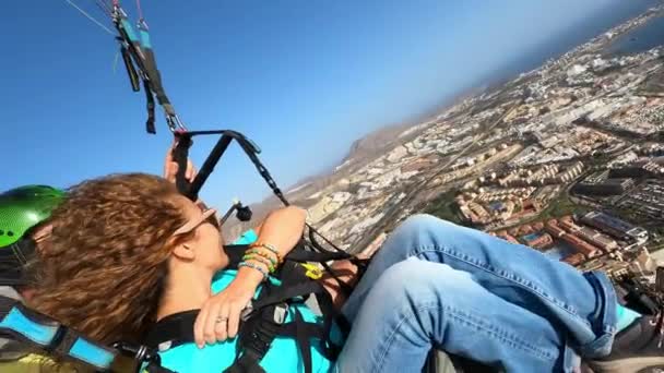 Actieve Jonge Volwassen Mensen Vrouw Genieten Van Paragliding Lucht Met — Stockvideo