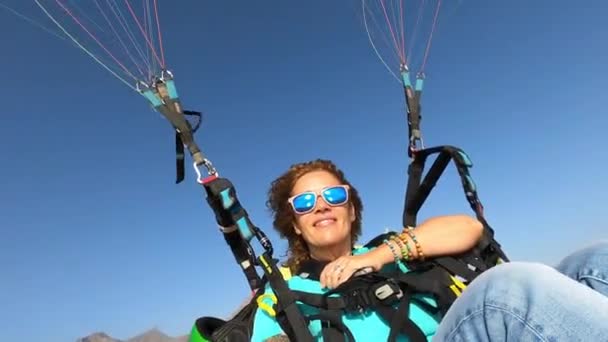 Mulher Adulta Jovem Ativa Gosta Parapente Céu Com Piloto Profissional — Vídeo de Stock