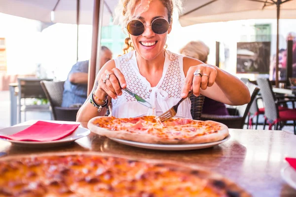 Счастливая Взрослая Женщина Готова Съесть Красивую Вкусную Здоровую Пиццу Ресторане — стоковое фото