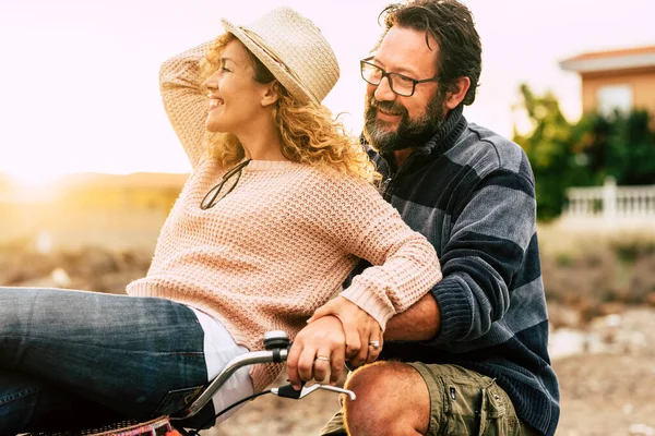 Glückliches Junges Paar Genießt Die Gemeinsame Radtour Mann Trägt Frau — Stockfoto