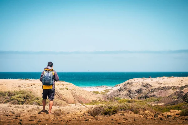 Вид Сзади Стоящего Человека Рюкзаком Смотрящего Пляж Побережье Синим Морем — стоковое фото
