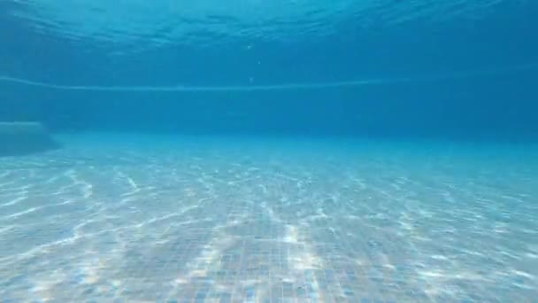 Podwodny Widok Chłopca Pływanie Basenie — Wideo stockowe