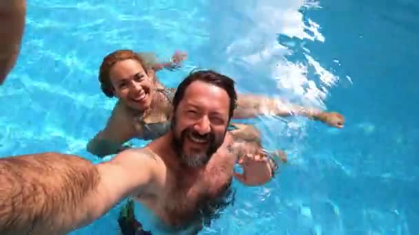 Maturo Uomo Donna Nuoto Piscina Con Macchina Fotografica — Video Stock