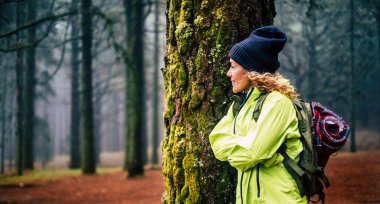 Güzel bir kadın boş zamanlarında ormanın tadını çıkarır. 