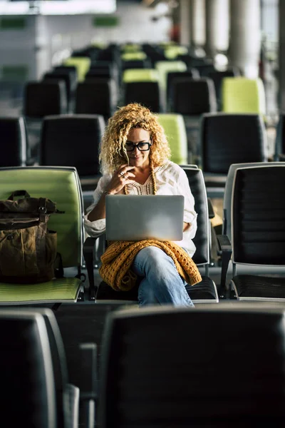 Schöne Und Gut Gelaunte Blonde Junge Frau Sitzt Flughafen Und — Stockfoto