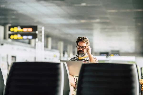 Erwachsener Mann Arbeitet Laptop Und Wartet Gate Auf Seinen Flug — Stockfoto