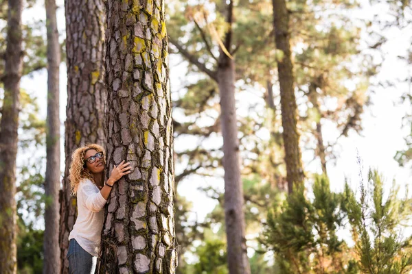 Belle Joyeuse Jeune Femme Blonde Heureuse Accrochant Arbre Dans Forêt — Photo