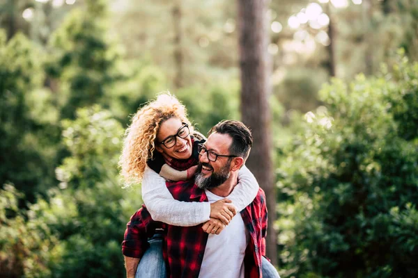 Glück Und Fröhliche Menschen Mit Fröhlichem Paar Das Gemeinsam Wald — Stockfoto