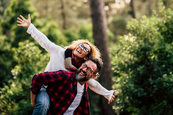 Glück Und Fröhliche Menschen Mit Fröhlichem Paar Das Gemeinsam Wald — Stockfoto