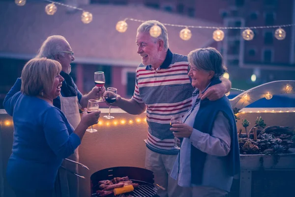 Grupo Amigos Mayores Alegres Felices Personas Que Tintinean Disfrutan Juntos —  Fotos de Stock