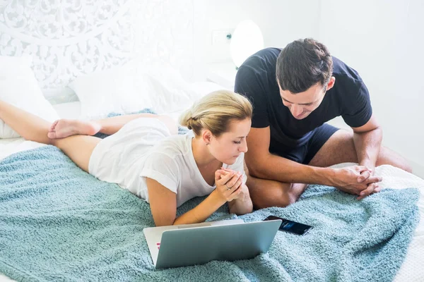 Jong Modern Millennial Paar Werken Thuis Slaapkamer Met Laptop Computer — Stockfoto