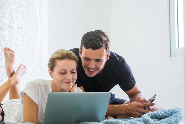 Cheerful Beautiful Young Happy Couple Work Home Technology Connection Laptop — Stock Photo, Image