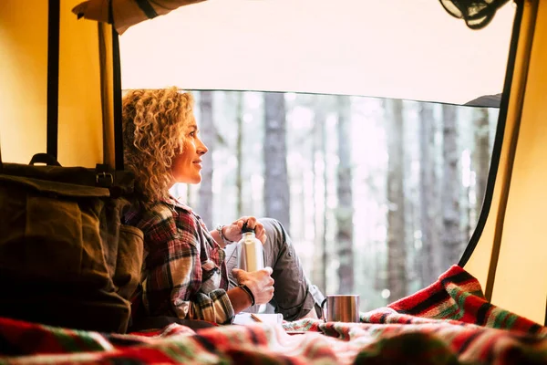 Jeune Femme Indépendante Profiter Temps Les Vacances Liberté Alternative Intérieur — Photo