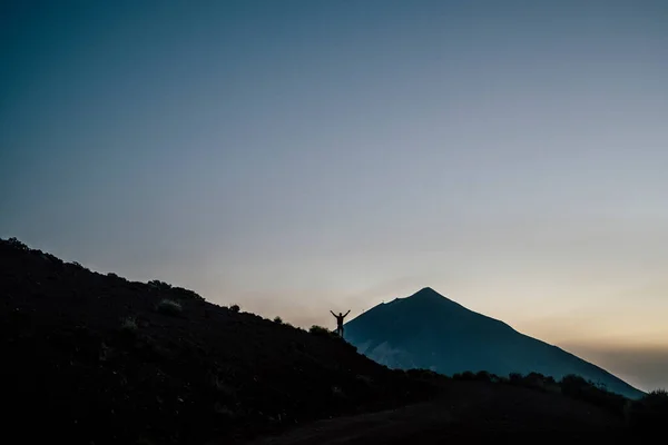 高い山の前に立つ男と自由生活の人々のための旅行と楽しみ — ストック写真