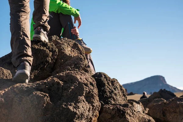 Casal Irreconhecível Fechar Montanhas Caminhada Juntos Atividade Desportiva Trekking Livre — Fotografia de Stock
